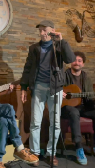 Chanteur et guitariste sur scène