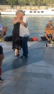 Un couple danse le tango en extérieur