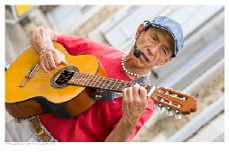 Pablo en polo rouge avec sa guitare