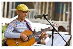Pablo chante au micro, coiffé d'une casquette jaune